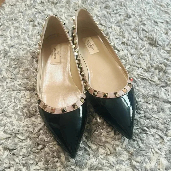 Authentic VALENTINO
Black/Nude Patent Leather Rockstud Flats Size US 38 - Picture 3 of 12